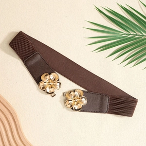 Detail eines braunen elastischen Taillengürtels mit goldener Blumenschnalle und Leder