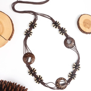 Detail eines böhmischen handgewebten Gürtels mit Kokosnussschalen, Holzperlen und Zapfen