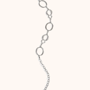 Detail van vintage geometrische zilveren ringen met gehamerde en getextureerde afwerking