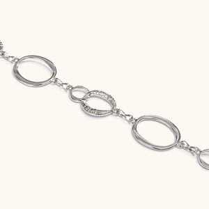 Detail van vintage zilveren tailleketting met gegraveerde ovale schakels en textuur