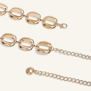 Detailopname van gepolijste gouden ketting met karabijnsluiting en verstelbare schakel