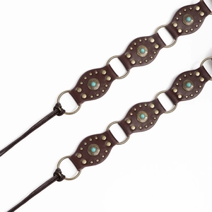 Ceinture bohème en cuir marron avec pierres turquoise et clous vintage sur fond blanc