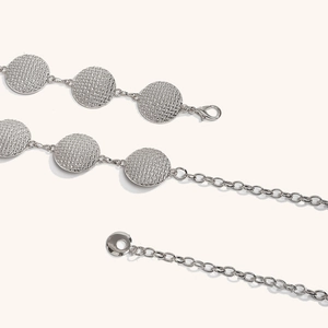 Dettagli della catena da vita argento con dischi satinati e chiusura a moschettone