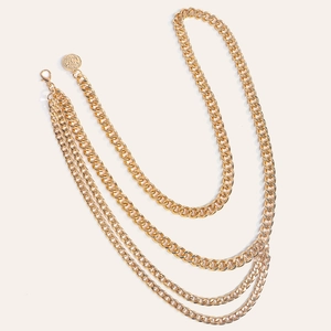Minimalistische mehrlagige goldene Metall-Taillenkette mit flachen Panzerketten und Münze