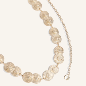 Elegante catena in vita in metallo dorato con piastre a rilievo per abiti