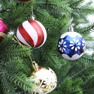 6cm hand-painted Christmas ball ornaments set with stripes and snowflakes on tree