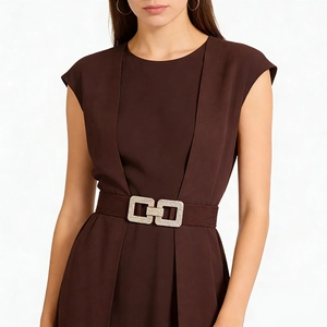 Détail de la boucle à double carré en strass sur ceinture élastique avec robe brune