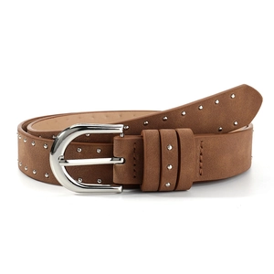 Vue détaillée d'une ceinture en daim marron avec boucle métal et double rangée de rivets