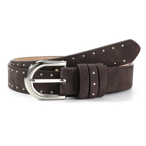 Détail d'une ceinture en daim marron foncé avec des rivets et boucle métallique