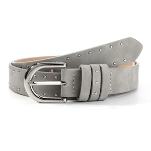 Détail de ceinture en daim gris avec clous argentés et boucle en fer à cheval