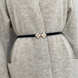 Dames Elegante Smalle PU Leren Riem Met Klavertje Vier Kunstmatige Kunstparelgsep Decoratieve Verstelbare Tailleriem Voor Jurken Truien