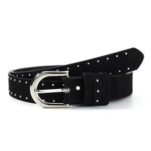 Détail d'une ceinture en daim noir avec clous argentés et boucle en fer à cheval polie
