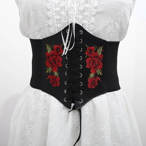 Serre-taille vintage pour femme avec broderie de rose rouge et laçage sur robe blanche
