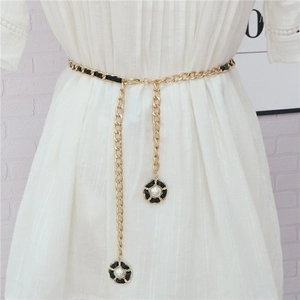 Ceinture Chaîne Mode Femme en Métal Entrelacée de Cuir Synthétique Chaîne de Taille avec Pendentifs Camélia Perle
