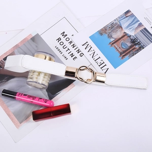Ceinture élastique blanche élégante avec boucle dorée à double anneau et détails en cuir