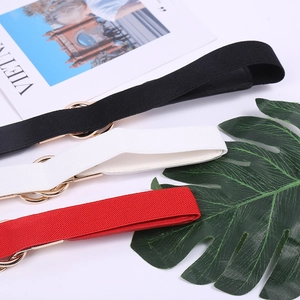 Trois ceintures élastiques pour femmes en noir, blanc et rouge avec boucles dorées en métal
