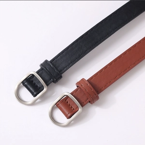 Schmaler Damen-Gürtel mit silberner D-Schnalle in den Farben Schwarz und Rotbraun