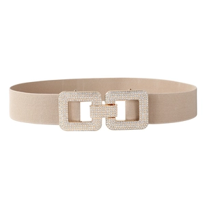 Vue détaillée d'une ceinture élastique beige avec boucle double carrée sertie de strass