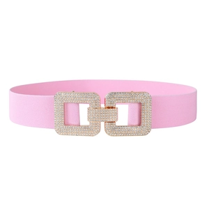 Détail de la ceinture élastique rose avec une boucle carrée dorée sertie de strass brillants