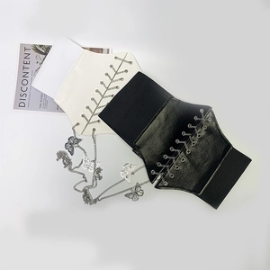 Vue détaillée du serre-taille style punk avec chaînes en métal et papillons