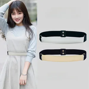Détail de la ceinture élastique avec plaque métallique effet miroir et boutons-pression