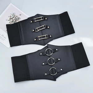 Dettaglio di cinture a corsetto elasticizzate con fibbie in metallo dorate e argentate
