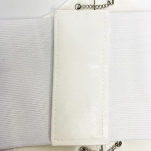 Détail de la ceinture corset large blanche élastique avec panneau cuir et chaîne argent