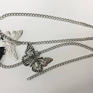 Détail de la chaîne de taille papillon argentée avec design métallique punk multicouche