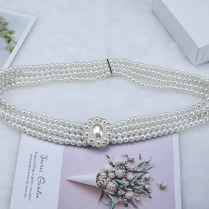 Elegante catena in vita elastica a quattro file di perle con fibbia in cristallo lucido