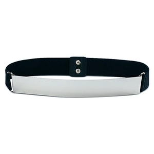 Détail d'une ceinture élastique avec plaque métallique miroir argentée et boutons
