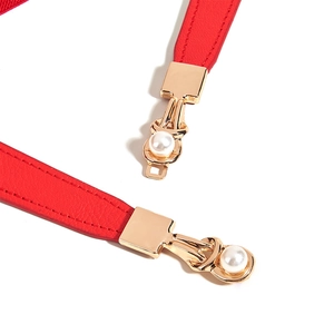Ceinture élastique rouge élégante avec fermoir perle dorée pour robes de femme