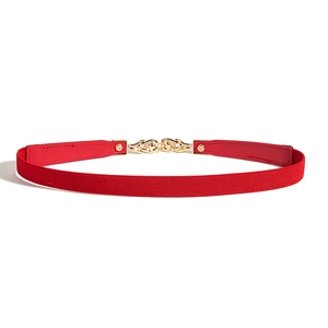 Détail de la ceinture élastique rouge avec boucle perlée à double crochet doré pour femme