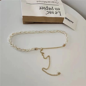 Chaîne de taille à trois rangs de perles blanches pour femme avec boucle fleurie dorée