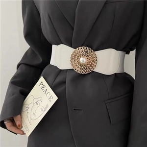 Ceinture élastique blanche élégante avec boucle ronde dorée et perle pour les blazers