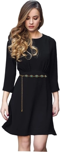 Detailansicht der Boho Goldkette mit Türkis-Perlen auf einem schwarzen Kleid