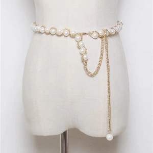 Chaîne de ventre élégante à trois rangées de perles avec chaîne dorée et pendentif fleur