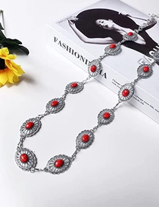 Detailansicht der Vintage-Metallkette mit Türkissteinen und kunstvoller Blumengravur
