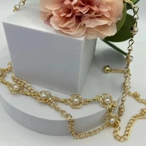 Chaîne de taille dorée élégante avec fleurs évidées et perles pour femmes