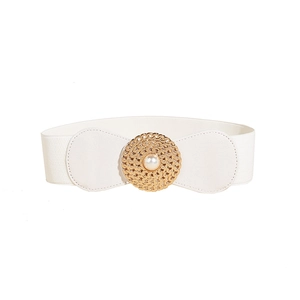 Détail de la ceinture élastique blanche avec boucle dorée ronde ornée d'une perle