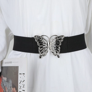 Ceinture élastique noire pour femme avec boucle papillon argentée sur chemise blanche