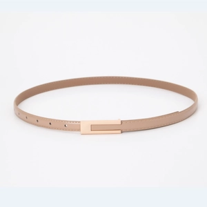 Ceinture fine marron clair pour femmes avec boucle rectangulaire dorée minimaliste