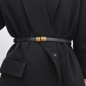 Verstellbarer schmaler Ledergürtel für Damen mit eleganter goldener Spiralschnalle