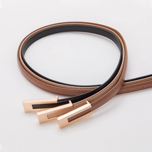 Trois ceintures fines minimalistes noire, kaki et marron avec boucles dorées carrées