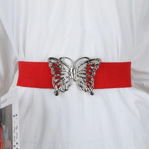 Vue détaillée d'une ceinture large rouge élastique avec boucle papillon argentée