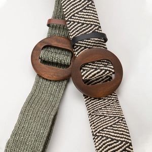 Détail de ceintures tressées bohèmes avec boucles rondes en bois naturel en deux tons