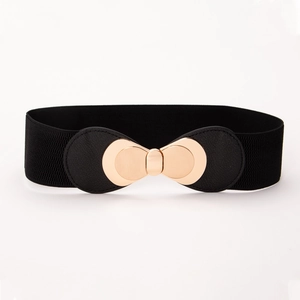 Détail d'une large ceinture élastique avec boucle en nœud doré et finitions en cuir noir