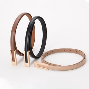 Détails des ceintures fines en cuir noir, marron et kaki avec boucles dorées