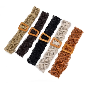 Détail de ceintures tressées bohèmes avec boucles carrées en bois en plusieurs couleurs