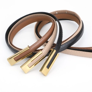 Trois ceintures fines en noir, marron et beige avec boucles rectangulaires dorées