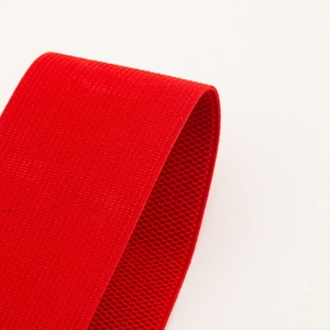 Vue macro de la ceinture élastique large rouge montrant la texture tissée pour doudounes
